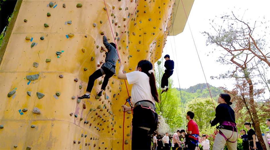 Students practicing bouldering during “Mountains and Life”