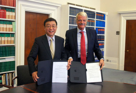 President Oh (left) and President Malcolm Grant of UCL.