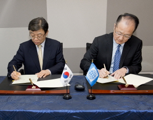 President of Seoul National University OH Yeon-Cheon and World Bank President Jim Yong KIM are signing MOUs in Washington.