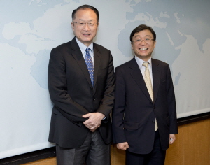 President of Seoul National University OH Yeon-Cheon and World Bank President Jim Yong KIM
