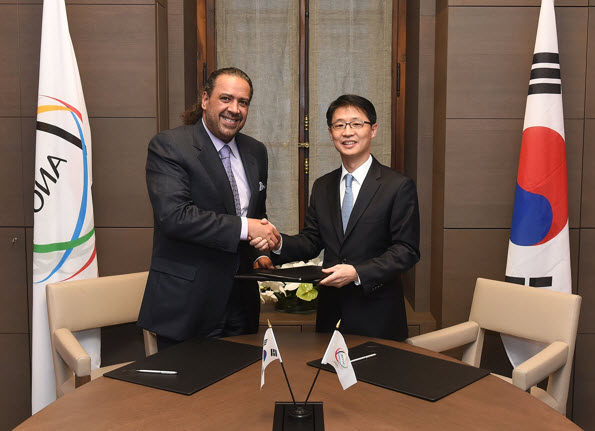 ANOC President Sheikh Ahmad Al-Fahad Al-Sabah (left) and Director of SNU Dream Together Master Program KANG Joon-ho signed MoU to encourage more interaction on Jan. 19, 2015.