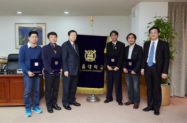 The awarding ceremony of SNU President Fellowship was held at the President’s office on March 12.