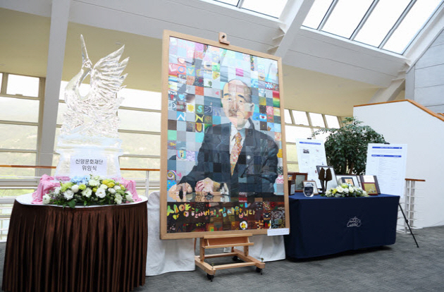 SNU students made a portrait of “Shinyang Grandfather”