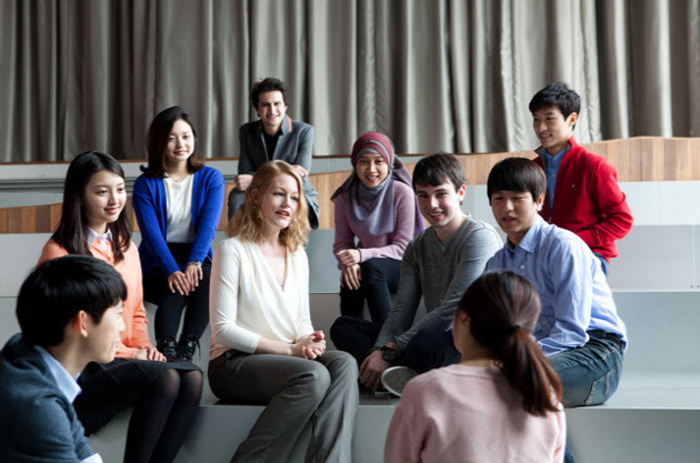 Professor Finchum-Sung with undergraduate students