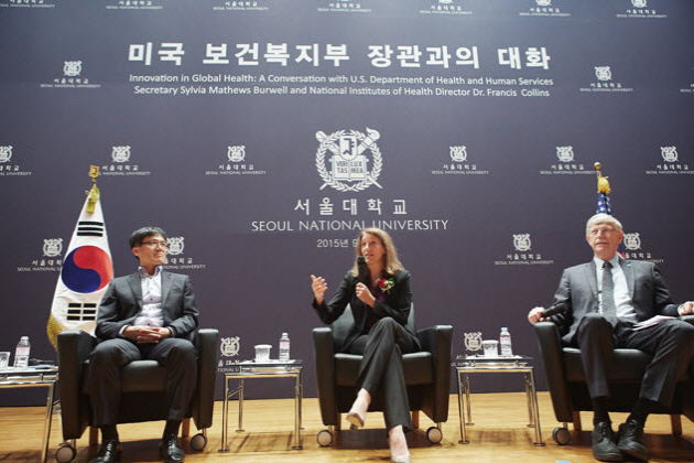 Professor KWON Soonman (Graduate School of Public Health), HHS Secretary Sylvia Mathews Burwell, and NIH Director Dr. Francis S. Coolins (from left)