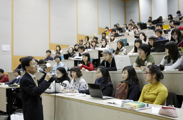 Professor Yoon Young-kwan’s famous course International Political Economy classroom in 2010