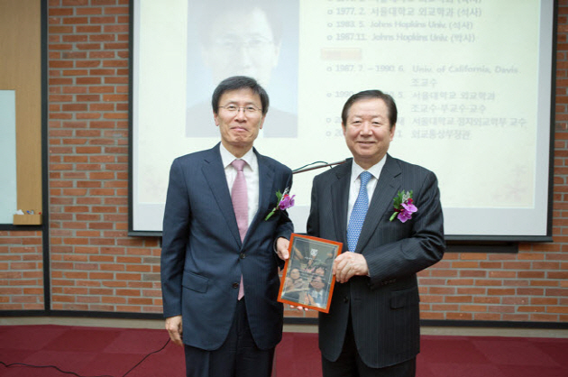 Professor Yoon is receiving the SNU Education Award (Nov. 17, 2015)