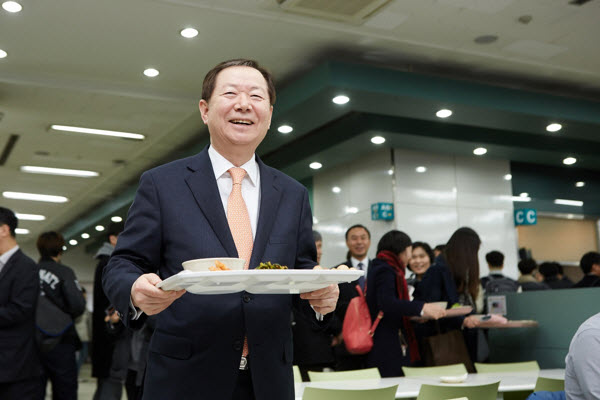 SNU President is having 1,000 won meal for dinner