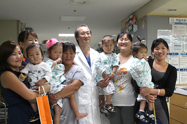 Professor KIM Woonghan with patients and their family