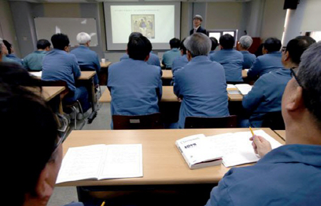 SNU professor is teaching in Guro prison