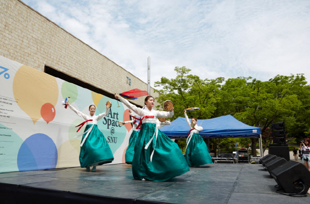 Korean traditional dance performance during the Art Space @ SNU