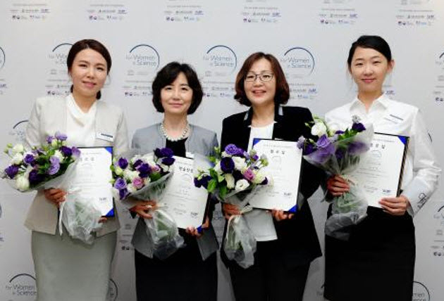 Awardees of 2016 L’Oréal Korea – UNESCO Award for Women in Life Sciences. Professor MOOK Inhee is in the second from left.