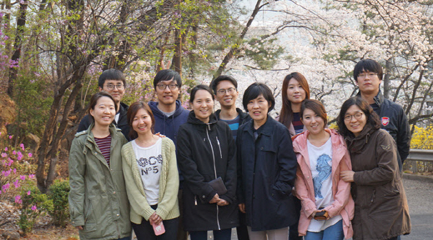 Professor LEE Ho Young at the center and her lab members