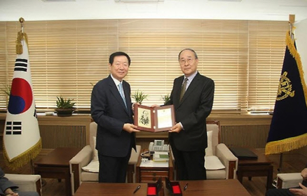 Professor SHIN Seung Il (right) and President SUNG Nak-in