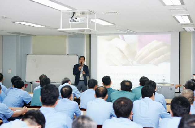 Professor CHOI Inn Cheol, Director of SNU Center for Happiness Studies, is teaching prisoners in a jail.