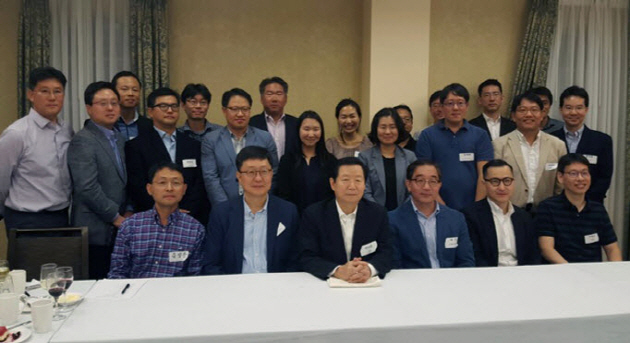 President SUNG Nak-in (third from left in the front row) visited SNU members working in the Silicon Valley.