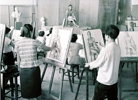 Students drawing a figure model during class. While some photos in the exhibition display renowned Korean artists, other photos capture ordinary moments of ordinary individuals whose names are unknown. SNU MoA believes that “it is also meaningful to trace images of individuals who gave up on becoming famous artists due to harsh social circumstances or for personal reasons.”