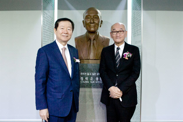 Sculpture of CHUNG Suk Gyoo and his son (right)