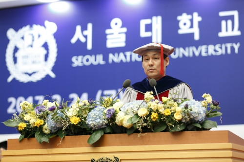 Professor CHO Kyujin gives commencement speech