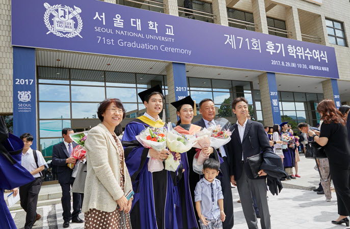 A graduating student and his family
