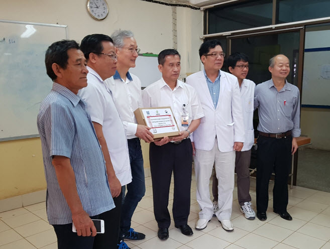 SNU donated the surgical instruments to the Laotian hospital after the project