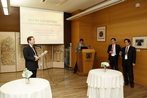 President SUNG is giving a speech at the year-end party with foreign faculty members