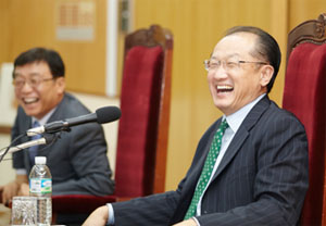 Jim Yong Kim, President of World Bank Group (right) and OH Yoen-cheon, President of SNU.
