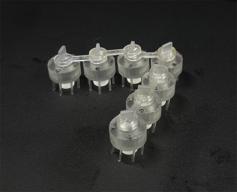 ▲ Picture 1. A V-shaped link-bot composed of self-propelled particles connected through chain-like links.