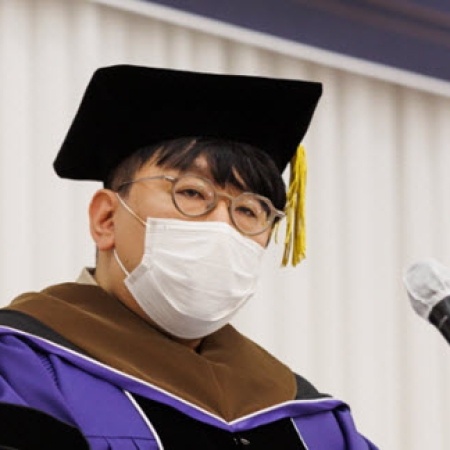 Bang Si-hyuk receives honorary doctorate degree from Seoul National University