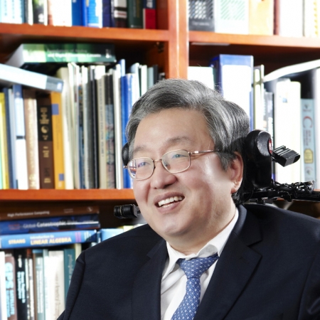 The Royal Society celebrates Professor Sang-Mook Lee for a scientist with disability.