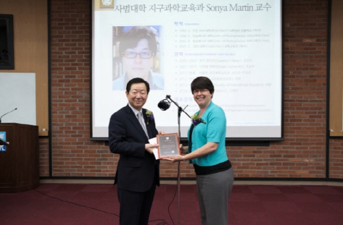 First International Faculty to Win SNU Excellence in Teaching Award