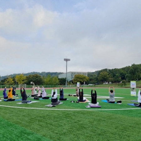 Outdoor Yoga Special Courses During the Pandemic – Training Your Mind and Body in the Autumn Sunligh...