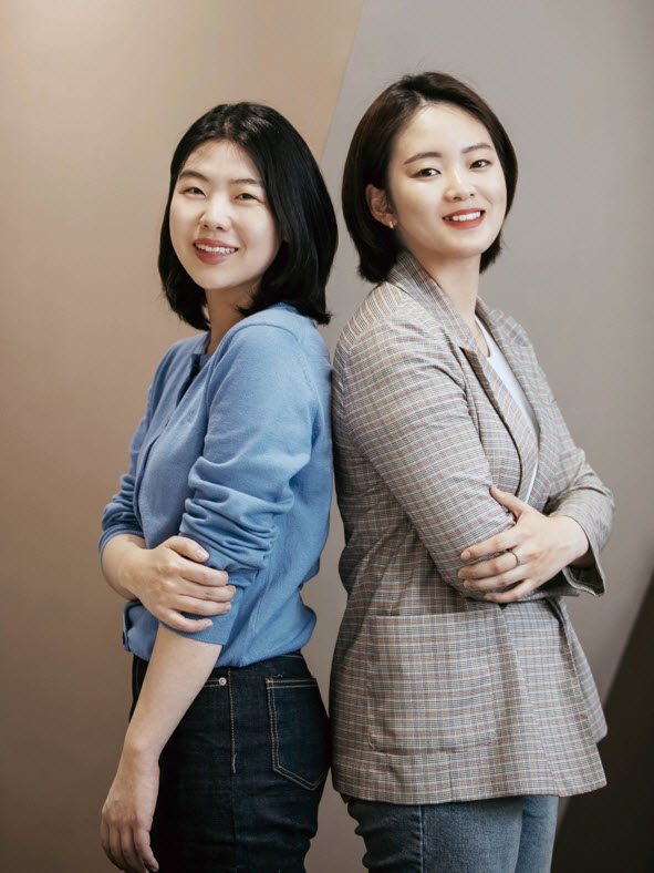 Co-founders of NEWNEEK, Daeun Bhin (Department of Ethics Education, Class of 2014) and Soyoun Kim (Department of Economics, Class of 2014)