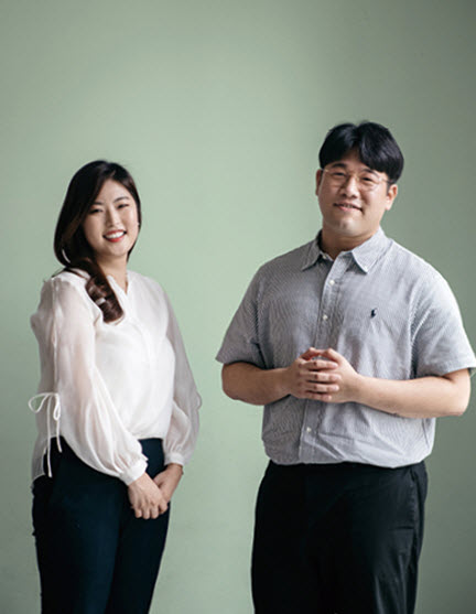 Ga-young Lim (Department of Aesthetics, Class of 2015) and Seul-ong Song (Department of Economics, Class of 2013)