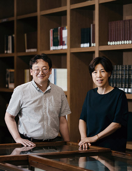 Song Ji Hyeong(Rare Book Collections, SNU Library), Min Se Young(Book Archives, SNU Library)Reading about Korean contemporary history