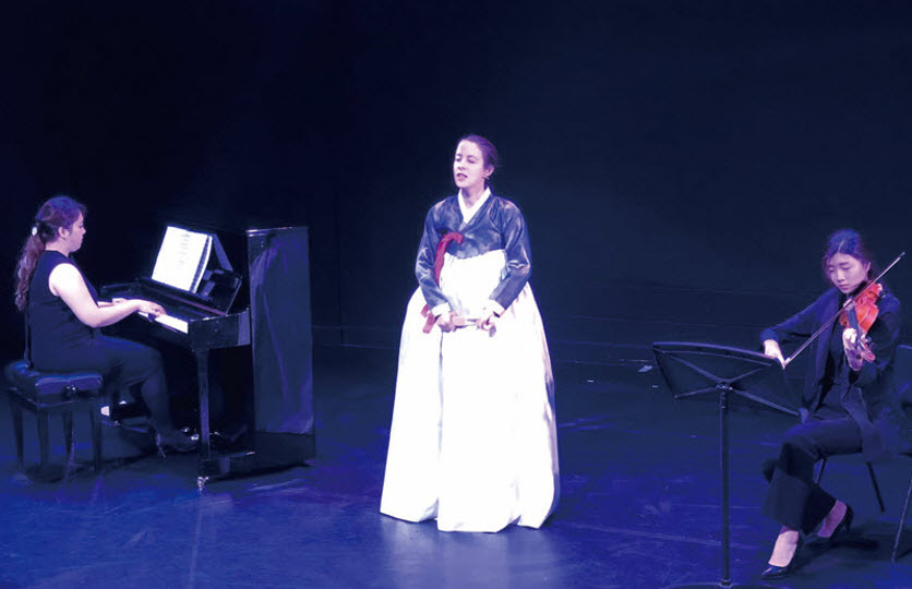 Professor Yates-Lu performing pansori at Kingston, London (2018)