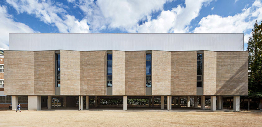 Multi-purpose audience for an elementary school. The outer appearance, inspired by paper folding, controls the natural solar light coming into the gymnasium, giving vitality to the space.