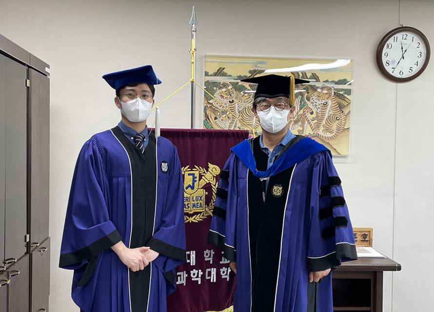 Seo Junseok (left) and Dean of College of Natural Sciences Junho Lee