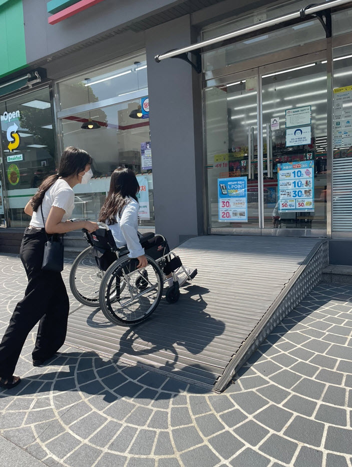 Seo Bae Gong visiting Barrier-free shop