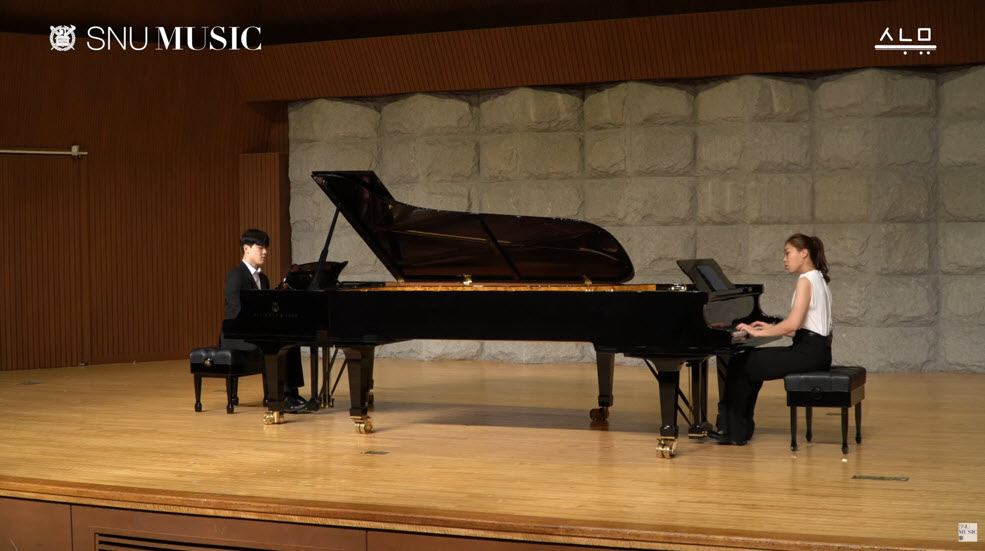 The piano duets performance of SNU Lunch concert (Source: College of Music SNU Youtube Channel)