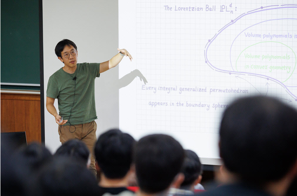 Professor June Huh giving a lecture at Seoul National University on July 27th