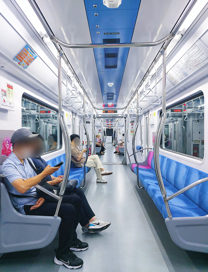 A quite inside of a Sillim Line’s train