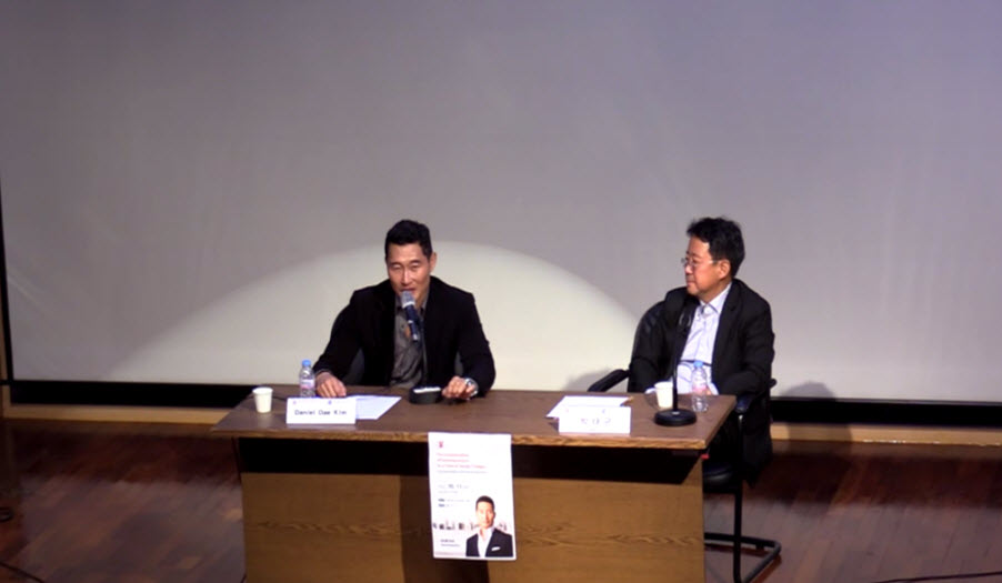 Discussion between Daniel Kim (left) and Professor Park Tae Gyun (GSIS)