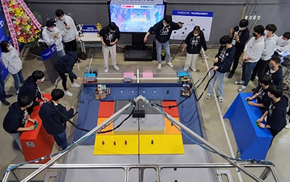 Team Zero(left) and Team Be9 Rescuers(right) during the final round of the 30th SNU Robocon