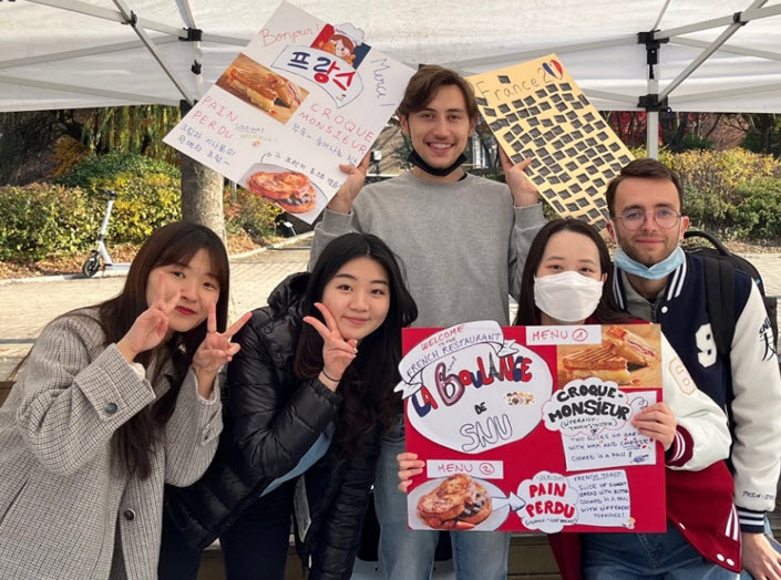 Fall 2022 International Food Festival France stall selling croque-monsieur and pain perdu (Source: SNU Buddy operations team)