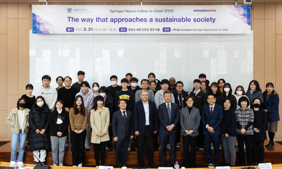 After the lecture “The Way That Approaches a Sustainable Society”
