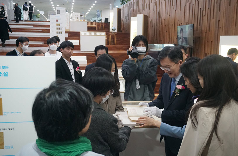 Honglim Ryu, the president of Seoul National University, is looking at the materials of the ancient documents in the exhibition.