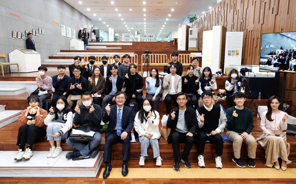 Students participating in On the Lounge with President Honglim Ryu