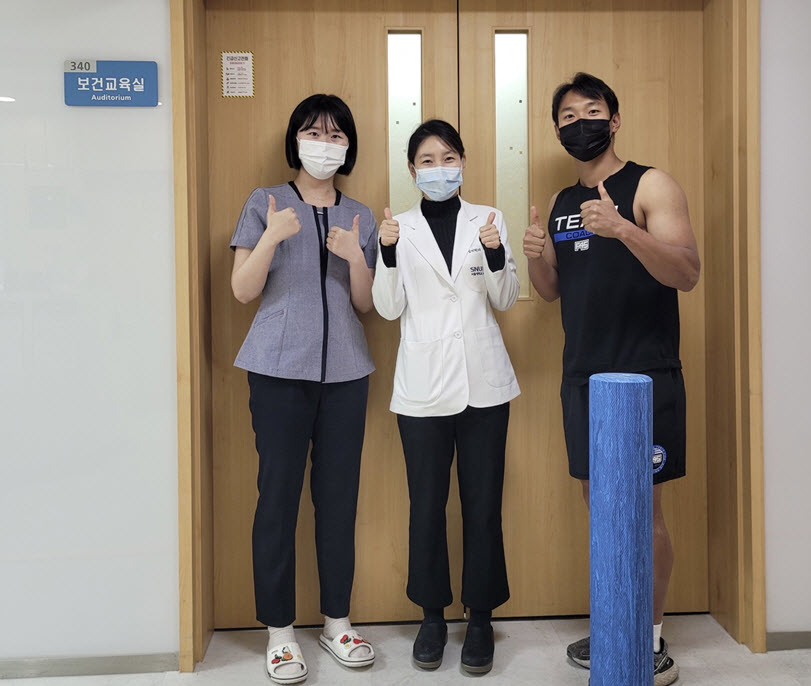 Medical staffs in charge of Obesity Clinic (from left to right; Nurse Han-Na Choi, Professor Su-Min Jeong, and daily sports instructor, Young-Hoon Jeong)