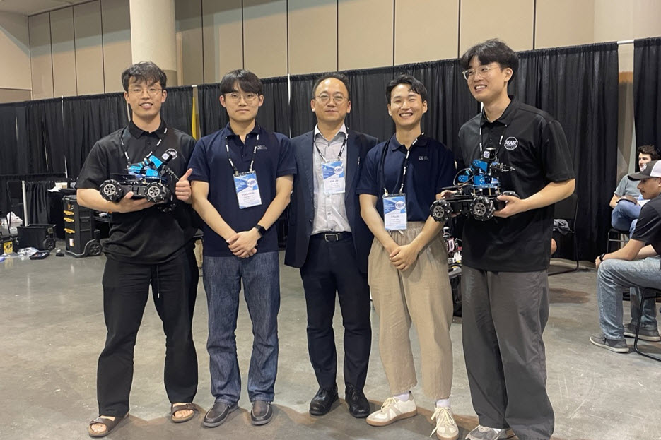 The team ‘SNU-Bot’ and Professor Hak-Jin Kim